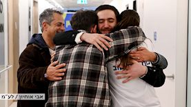 עומר שם טוב מתאחד עם משפחתו, צילום: אבי אוחיון/לע"מ